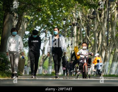 200413 -- WUHAN, 13. April 2020 -- Menschen genießen sich am Donghu Greenway in Wuhan, zentralchinesische Provinz Hubei, 13. April 2020. Als die Coronavirus-Epidemie abnimmt, kommen immer mehr Menschen nach Donghu Greenway, um den Frühling zu genießen. CHINA-HUBEI-WUHAN-GREENWAY CN ChengxMin PUBLICATIONxNOTxINxCHN Stockfoto