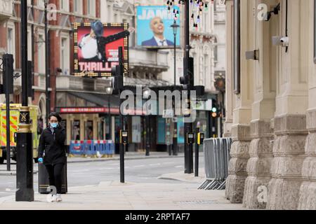200413 -- LONDON, 13. April 2020 Xinhua -- Eine Person, die eine Maske trägt, spaziert die Shaftesbury Avenue in London, Großbritannien, 13. April 2020. Die Zahl der Todesopfer der in Großbritannien stationierten Patienten, die positiv auf das neuartige Coronavirus getestet wurden, erreichte am Samstagnachmittag 10.612, sagte das Ministerium für Gesundheit und soziale Versorgung Sonntag. Foto von Tim Ireland/Xinhua BRITAIN-LONDON-COVID-19-TODESOPFER PUBLICATIONxNOTxINxCHN Stockfoto