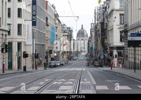 200413 -- BRÜSSEL, 13. April 2020 -- eine leere Straße ist in Brüssel, Belgien, 13. April 2020 zu sehen. Die Zahl der bestätigten COVID-19-Fälle in Belgien ist nach den jüngsten Zahlen der belgischen Gesundheitsbehörden bis Montagmorgen von 29.647 auf 30.589 mit 3.903 Todesfällen gestiegen. BELGIEN-BRÜSSEL-CORONAVIRUS ZhengxHuansong PUBLICATIONxNOTxINxCHN Stockfoto