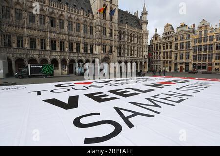 200413 -- BRÜSSEL, 13. April 2020 -- Ein Poster, das Mut und Solidarität im Kampf gegen COVID-19 propagiert, ist auf dem Grand Place in Brüssel, Belgien, am 13. April 2020 zu sehen. Die Zahl der bestätigten COVID-19-Fälle in Belgien ist nach den jüngsten Zahlen der belgischen Gesundheitsbehörden bis Montagmorgen von 29.647 auf 30.589 mit 3.903 Todesfällen gestiegen. BELGIEN-BRÜSSEL-CORONAVIRUS-UNTERSTÜTZUNGSPLAKAT ZhengxHuansong PUBLICATIONxNOTxINxCHN Stockfoto