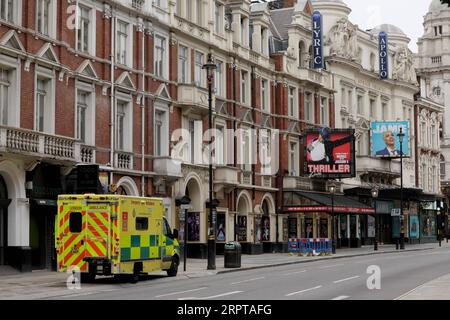 200413 -- LONDON, 13. April 2020 Xinhua -- ein Krankenwagen ist auf der Shaftesbury Avenue in London, Großbritannien, 13. April 2020 geparkt. Die Zahl der Todesopfer der in Großbritannien stationierten Patienten, die positiv auf das neuartige Coronavirus getestet wurden, erreichte am Samstagnachmittag 10.612, sagte das Ministerium für Gesundheit und soziale Versorgung Sonntag. Foto von Tim Ireland/Xinhua BRITAIN-LONDON-COVID-19-TODESOPFER PUBLICATIONxNOTxINxCHN Stockfoto