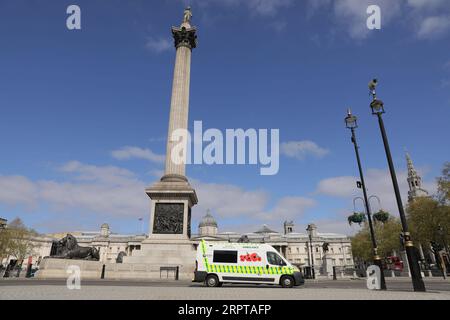 200413 -- LONDON, 13. April 2020 Xinhua -- ein Krankenwagen fährt durch Trafalgar Square in London, Großbritannien, 13. April 2020. Die Zahl der Todesopfer der in Großbritannien stationierten Patienten, die positiv auf das neuartige Coronavirus getestet wurden, erreichte am Samstagnachmittag 10.612, sagte das Ministerium für Gesundheit und soziale Versorgung Sonntag. Foto von Tim Ireland/Xinhua BRITAIN-LONDON-COVID-19-TODESOPFER PUBLICATIONxNOTxINxCHN Stockfoto
