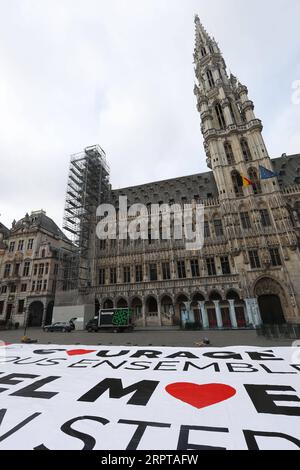 200413 -- BRÜSSEL, 13. April 2020 -- Ein Poster, das Mut und Solidarität im Kampf gegen COVID-19 propagiert, ist auf dem Grand Place in Brüssel, Belgien, am 13. April 2020 zu sehen. Die Zahl der bestätigten COVID-19-Fälle in Belgien ist nach den jüngsten Zahlen der belgischen Gesundheitsbehörden bis Montagmorgen von 29.647 auf 30.589 mit 3.903 Todesfällen gestiegen. BELGIEN-BRÜSSEL-CORONAVIRUS-UNTERSTÜTZUNGSPLAKAT ZhengxHuansong PUBLICATIONxNOTxINxCHN Stockfoto