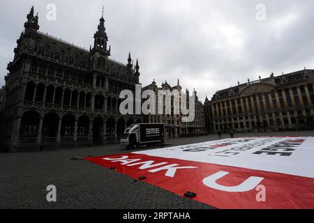 200413 -- BRÜSSEL, 13. April 2020 -- Ein Poster, das Mut und Solidarität im Kampf gegen COVID-19 propagiert, ist auf dem Grand Place in Brüssel, Belgien, am 13. April 2020 zu sehen. Die Zahl der bestätigten COVID-19-Fälle in Belgien ist nach den jüngsten Zahlen der belgischen Gesundheitsbehörden bis Montagmorgen von 29.647 auf 30.589 mit 3.903 Todesfällen gestiegen. BELGIEN-BRÜSSEL-CORONAVIRUS-UNTERSTÜTZUNGSPLAKAT ZhengxHuansong PUBLICATIONxNOTxINxCHN Stockfoto