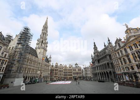 200413 -- BRÜSSEL, 13. April 2020 -- der leere Grand Place ist in Brüssel, Belgien, 13. April 2020 zu sehen. Die Zahl der bestätigten COVID-19-Fälle in Belgien ist nach den jüngsten Zahlen der belgischen Gesundheitsbehörden bis Montagmorgen von 29.647 auf 30.589 mit 3.903 Todesfällen gestiegen. BELGIEN-BRÜSSEL-CORONAVIRUS ZhengxHuansong PUBLICATIONxNOTxINxCHN Stockfoto