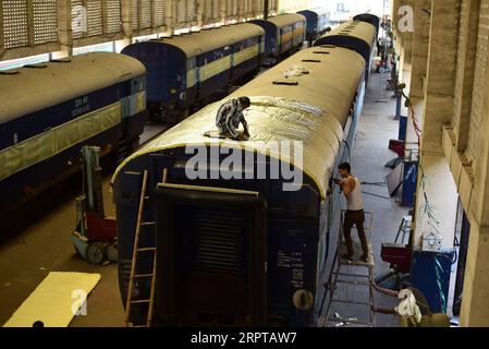 200413 -- PRAYAGRAJ, 13. April 2020 Xinhua -- Eisenbahnarbeiter bereiten Zugbusse vor, die als Isolationsstationen für COVID-19-Patienten in Prayagraj, Indiens nördlichem Bundesstaat Uttar Pradesh, 13. April 2020, verwendet werden sollen. Das indische bundesgesundheitsministerium sagte am Montagabend, dass die Zahl der Todesfälle aufgrund von COVID-19 in Indien auf 324 gestiegen sei und die Gesamtzahl der bestätigten Fälle im Land 9.352 erreicht habe. STR/Xinhua INDIA-UTTAR PRADESH-CORONAVIRUS PUBLICATIONxNOTxINxCHN Stockfoto