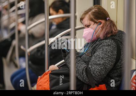 200413 -- MOSKAU, 13. April 2020 Xinhua -- Eine Frau mit Gesichtsmaske wird am 13. April 2020 in einer U-Bahn in Moskau, Russland, gesehen. Russland hat am Montag insgesamt 18.328 COVID-19-Fälle registriert, wobei die Zahl der Infizierten um einen neuen Tagesrekord von 2.558 stieg und die Zahl der Todesopfer 148 erreichte. Xinhua/Evgeny Sinitsyn RUSSIA-MOSCOW-COVID-19-CASES PUBLICATIONxNOTxINxCHN Stockfoto