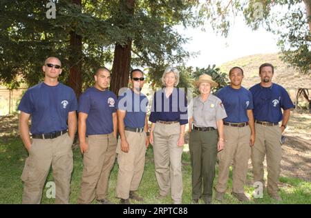 Veranstaltungen in der Santa Monica Mountains National Recreation Area, Thousand Oaks, Kalifornien, die das Engagement des Bundeshaushalts für die Wartung des Nationalparksystems markieren, mit Auftritten von Secretary Gale Norton, vorne viertens von links, und National Park Service Director Fran Mainella, vorne fünftens links Stockfoto