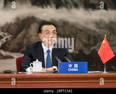 200414 -- PEKING, 14. April 2020 -- der chinesische Premier Li Keqiang nimmt an einem Sondergipfel des Verbandes Südostasiatischer Nationen, Chinas, Japans und der Republik Korea ASEAN plus drei Länder oder 103 zu COVID-19 per Videolink in Peking, der Hauptstadt Chinas, am 14. April 2020 Teil. CHINA-PEKING-LI KEQIANG-SPECIAL SUMMIT-COVID-19 CN WANGXYE PUBLICATIONXNOTXINXCHN Stockfoto