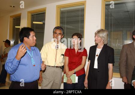 Sekretär Gale Norton, Vierter von links, stellvertretende Sekretärin für indische Angelegenheiten Aurene Martin, Dritter von links, und Navajo Nation-Präsident Joe Shirley, Jr., Zweiter von links, unter Beamten, die die neu eröffnete Baca/DLO'ay Azhi Community School in Prewitt, New Mexico, vom Bureau of Indian Affairs betriebene Schule für die Navajo Nation Reservation besuchen Stockfoto