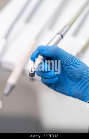 Zahnarzt-Handbohrmaschine über Instrumentenbrett zeitgenössischer Zahnmaschinen in der Stomatologie Stockfoto