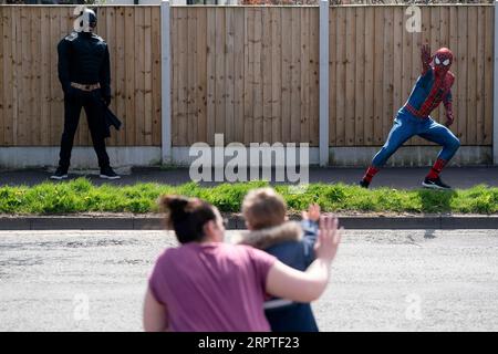 200415 -- PEKING, 15. April 2020 -- Jason Baird, der eine Kampfkunstakademie in South Manchester leitet, verkleidet als Spider-man, unterhält die Öffentlichkeit während des COVID-19-Ausbruchs in Manchester, Großbritannien am 13. April 2020. Foto von /Xinhua XINHUA FOTOS DES TAGES JonxSuper PUBLICATIONxNOTxINxCHN Stockfoto