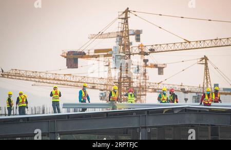 200415 -- PEKING, 15. April 2020 -- Menschen arbeiten auf der Baustelle des Leishenshan-Krankenhauses in Wuhan, zentralchinesische Provinz Hubei, 4. Februar 2020. ZU XINHUA-SCHLAGZEILEN VOM 15. APRIL 2020. CHINA-WUHAN-LEISHENSHAN HOSPITAL-RETIRINGCN XiaoxYijiu PUBLICATIONxNOTxINxCHN Stockfoto