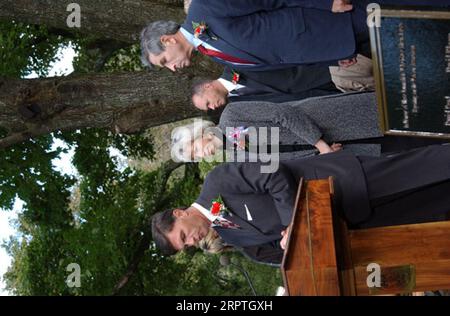 Maryland-Gouverneur Bob ehrlich auf dem Podium, Innenminister Gale Norton und stellvertretender Verteidigungsminister Paul Wolfowitz hinter sich, von links nach rechts, Dauerzeremonien im war Correspondents Memorial, Burkittsville, Maryland, zu Ehren von vier prominenten Journalisten, die während ihrer Arbeit im Irak und in Pakistan getötet wurden Stockfoto