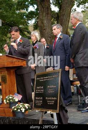 Gouverneur Bob ehrlich, Innenminister Gale Norton, stellvertretender Verteidigungsminister Paul Wolfowitz und Fernsehnachrichtensprecher Tom Brokaw, von links nach rechts, während Zeremonien im war Correspondents Memorial, Burkittsville, Maryland, zu Ehren prominenter Journalisten, die während ihrer Arbeit im Irak und in Pakistan getötet wurden Stockfoto