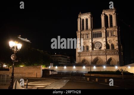 200415 -- PARIS, 15. April 2020 Xinhua -- die Kathedrale Notre Dame wird am 8. April 2020 in Paris gesehen. Die Kathedrale im Zentrum von Paris wurde am 15. April letzten Jahres in Brand gesetzt. Foto von Jack Chan/Xinhua FRANCE-PARIS-NOTRE DAME-FIRE-ONE YEAR BIRTH PUBLICATIONxNOTxINxCHN Stockfoto