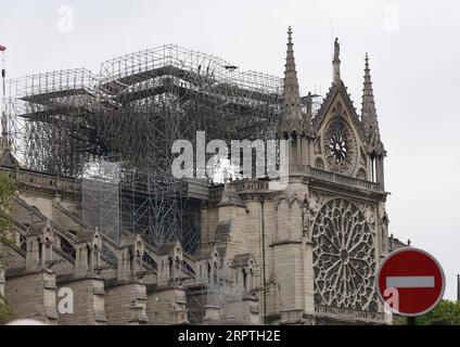 200415 -- PARIS, 15. April 2020 -- Aktenfoto vom 16. April 2019 zeigt die Kathedrale Notre Dame nach einem Brand in Paris, Frankreich. Die Kathedrale im Zentrum von Paris wurde am 15. April letzten Jahres in Brand gesetzt. FRANCE-PARIS-NOTRE DAME-FIRE-ONE YEAR TODAY GAOXJING PUBLICATIONXNOTXINXCHN Stockfoto