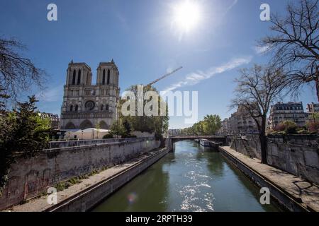 200415 -- PARIS, 15. April 2020 Xinhua -- die Restaurierungsarbeiten an der Kathedrale Notre Dame sind während der durch den COVID-19-Ausbruch verursachten Eindämmungsphase in Paris, Frankreich, am 15. April 2020, zum Stillstand gekommen. Die Kathedrale im Zentrum von Paris wurde am 15. April letzten Jahres in Brand gesetzt. Foto von Aurelien Morissard/Xinhua FRANCE-PARIS-NOTRE DAME-FIRE-ONE YEAR ANNIVERSARY PUBLICATIONxNOTxINxCHN Stockfoto