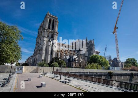 200415 -- PARIS, 15. April 2020 Xinhua -- die Restaurierungsarbeiten an der Kathedrale Notre Dame sind während der durch den COVID-19-Ausbruch verursachten Eindämmungsphase in Paris, Frankreich, am 15. April 2020, zum Stillstand gekommen. Die Kathedrale im Zentrum von Paris wurde am 15. April letzten Jahres in Brand gesetzt. Foto von Aurelien Morissard/Xinhua FRANCE-PARIS-NOTRE DAME-FIRE-ONE YEAR ANNIVERSARY PUBLICATIONxNOTxINxCHN Stockfoto