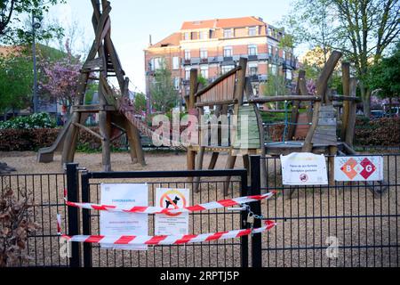 200416 -- BRÜSSEL, 16. April 2020 -- Foto aufgenommen am 14. April 2020 zeigt einen geschlossenen Kinderspielplatz in Brüssel, Belgien. Die belgische Premierministerin Sophie Wilmes kündigte am Mittwoch eine Verlängerung der Sperrung bis zum 3. Mai an, um die Ausbreitung des Coronavirus einzudämmen. BELGIEN-BRÜSSEL-COVID-19-LOCKDOWN-ERWEITERUNG ZhangxCheng PUBLICATIONxNOTxINxCHN Stockfoto