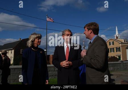 Secretary Gale Norton mit dem Gouverneur von Rhode Island Donald Carcieri, Center, und dem Kongressabgeordneten von Rhode Island Patrick Kennedy, rechts, bereiste Newport, Rhode Island, während eines Besuchs in der Stadt, um die Gewährung eines Save America's Treasures-Programms anzukündigen Stockfoto