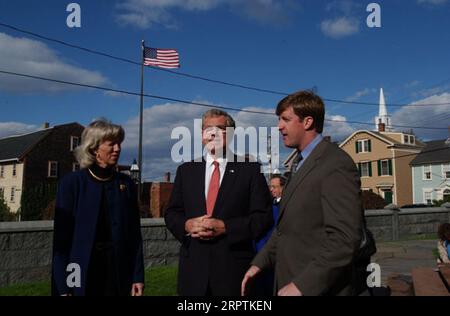 Secretary Gale Norton mit dem Gouverneur von Rhode Island Donald Carcieri, Center, und dem Kongressabgeordneten von Rhode Island Patrick Kennedy, rechts, bereiste Newport, Rhode Island, während eines Besuchs in der Stadt, um die Gewährung eines Save America's Treasures-Programms anzukündigen Stockfoto