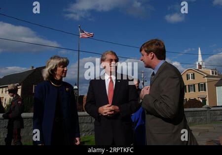 Secretary Gale Norton mit dem Gouverneur von Rhode Island Donald Carcieri, Center, und dem Kongressabgeordneten von Rhode Island Patrick Kennedy, rechts, bereiste Newport, Rhode Island, während eines Besuchs in der Stadt, um die Gewährung eines Save America's Treasures-Programms anzukündigen Stockfoto