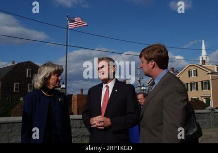 Secretary Gale Norton mit dem Gouverneur von Rhode Island Donald Carcieri, Center, und dem Kongressabgeordneten von Rhode Island Patrick Kennedy, rechts, bereiste Newport, Rhode Island, während eines Besuchs in der Stadt, um die Gewährung eines Save America's Treasures-Programms anzukündigen Stockfoto