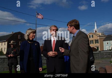 Secretary Gale Norton mit dem Gouverneur von Rhode Island Donald Carcieri, Center, und dem Kongressabgeordneten von Rhode Island Patrick Kennedy, rechts, bereiste Newport, Rhode Island, während eines Besuchs in der Stadt, um die Gewährung eines Save America's Treasures-Programms anzukündigen Stockfoto