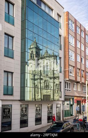 Reflexion in Glasfenstern der Barockkirche St. Georg in La Coruna, Galicien, Nordspanien am 22. August 2023 Stockfoto