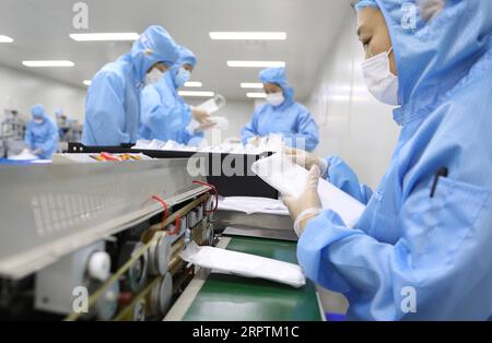 200416 -- ANSHAN, 16. April 2020 -- Arbeiter versiegeln das Paket der Gesichtsmasken in einer Werkstatt in einem medizinischen Ausrüstungsunternehmen in Anshan, nordöstliche chinesische Provinz Liaoning, 16. April 2020. In letzter Zeit stellen die Mitarbeiter in diesem Unternehmen Masken für den Export her. CHINA-LIAONING-ANSHAN-FACE MASK-EXPORT CN YAOXJIANFENG PUBLICATIONXNOTXINXCHN Stockfoto