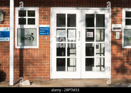 200416 -- LONDON, 16. April 2020 Xinhua -- Foto aufgenommen am 16. April 2020 zeigt eine Tür des Coplands Nursing Home in Wembley im Nordwesten Londons, Großbritannien. Unter der Kritik, dass Pflegeheime während des Ausbruchs ignoriert wurden, gab Gesundheitsminister Matt Hancock während der täglichen Pressekonferenz in der Downing Street am Mittwoch bekannt, dass ab Mittwoch alle Pflegeheimbewohner, die vom Krankenhaus zurückkommen, getestet werden, bevor sie in das Pflegeheim aufgenommen werden. Foto von Ray Tang/Xinhua BRITAIN-LONDON-COVID-19-CARE HOMES PUBLICATIONxNOTxINxCHN Stockfoto