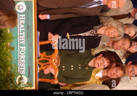 Mississippi-Senator Thad Cochran, Innenminister Gale Norton und Landwirtschaftssekretärin Ann Veneman in der ersten Reihe von links nach rechts, unter den Würdenträgern bei der Unterzeichnung des Healthy Forests Restoration Act im Hauptquartier des Landwirtschaftsministeriums Stockfoto