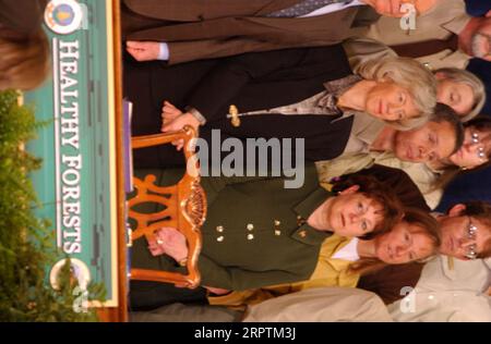 Mississippi-Senator Thad Cochran, Innenminister Gale Norton und Landwirtschaftssekretärin Ann Veneman in der ersten Reihe von links nach rechts, unter den Würdenträgern bei der Unterzeichnung des Healthy Forests Restoration Act im Hauptquartier des Landwirtschaftsministeriums Stockfoto