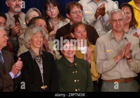 Mississippi-Senator Thad Cochran, Innenminister Gale Norton, Landwirtschaftssekretärin Ann Veneman, in der ersten Reihe von links nach rechts, unter den Würdenträgern der Unterzeichnungszeremonie im Hauptquartier des Landwirtschaftsministeriums für den Healthy Forests Restoration Act Stockfoto