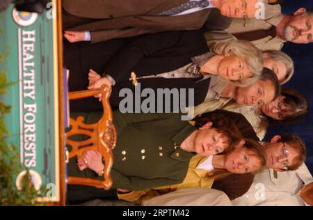 Mississippi-Senator Thad Cochran, Innenminister Gale Norton und Landwirtschaftssekretärin Ann Veneman in der ersten Reihe von links nach rechts, unter den Würdenträgern bei der Unterzeichnung des Healthy Forests Restoration Act im Hauptquartier des Landwirtschaftsministeriums Stockfoto
