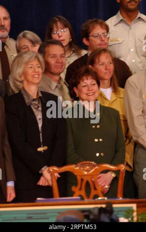 Innenminister Gale Norton, erste Reihe links, und Landwirtschaftssekretärin Ann Veneman, rechts von Norton, unter Würdenträgern bei der Unterzeichnung des Healthy Forests Restoration Act im Hauptquartier des Landwirtschaftsministeriums Stockfoto