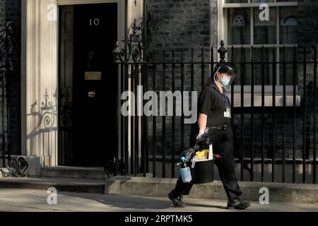 200416 -- LONDON, 16. April 2020 Xinhua -- Eine sauberere Gesichtsmaske verlässt 10 Downing Street in London, Großbritannien, am 16. April 2020. Die britische Regierung kündigte am Donnerstag an , dass die derzeit geltenden restriktiven Maßnahmen , die die Ausbreitung des neuartigen Coronavirus eindämmen sollen , mindestens drei Wochen in Kraft bleiben werden . Am Donnerstagmorgen wurden 103.093 Menschen in Großbritannien positiv auf COVID-19 getestet, sagte das Ministerium für Gesundheit und soziale Versorgung. Foto von Tim Ireland/Xinhua BRITAIN-LONDON-COVID-19-LOCKDOWN MEASURES PUBLICATIONxNOTxINxCHN Stockfoto