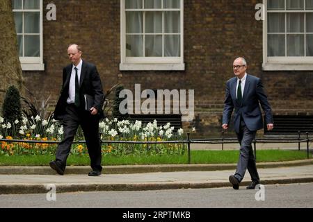 200416 -- LONDON, 16. April 2020 Xinhua -- Chief Medical Officer für England Chris Whitty L und der Chief Scientific Adviser der britischen Regierung Patrick Vallance treffen am 16. April 2020 in der 10 Downing Street in London ein. Die britische Regierung kündigte am Donnerstag an , dass die derzeit geltenden restriktiven Maßnahmen , die die Ausbreitung des neuartigen Coronavirus eindämmen sollen , mindestens drei Wochen in Kraft bleiben werden . Foto von Tim Ireland/Xinhua BRITAIN-LONDON-COVID-19 PUBLICATIONxNOTxINxCHN Stockfoto