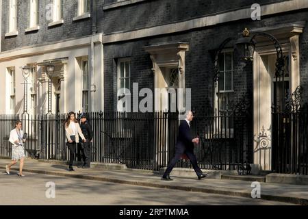 200416 -- LONDON, 16. April 2020 Xinhua -- der britische Außenminister Dominic Raab R kommt am 16. April 2020 in der 10 Downing Street zu einem Treffen in London an. Die britische Regierung kündigte am Donnerstag an , dass die derzeit geltenden restriktiven Maßnahmen , die die Ausbreitung des neuartigen Coronavirus eindämmen sollen , mindestens drei Wochen in Kraft bleiben werden . Foto von Tim Ireland/Xinhua BRITAIN-LONDON-COVID-19 PUBLICATIONxNOTxINxCHN Stockfoto