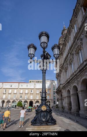 Kunstvolle Lampenpfosten vor dem historischen Rathaus von La Coruna in Maria Pita Sqaure in A Coruna, Galicien, Spanien am 22. August 2023 Stockfoto