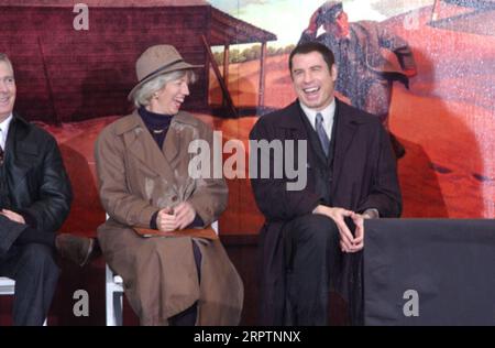 North Carolina Gouverneur Mike Easley, Secretary Gale Norton und Schauspieler John Travolta, links nach rechts, bei Veranstaltungen zum hundertsten Geburtstag des ersten motorisierten Fluges, Wright Brothers National Memorial, Kill Devil Hills, North Carolina Stockfoto