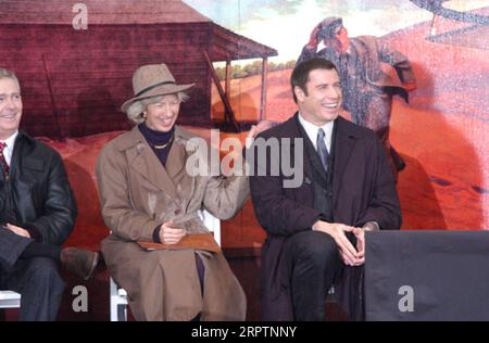 North Carolina Gouverneur Mike Easley, Secretary Gale Norton und Schauspieler John Travolta, links nach rechts, bei Veranstaltungen zum hundertsten Geburtstag des ersten motorisierten Fluges, Wright Brothers National Memorial, Kill Devil Hills, North Carolina Stockfoto