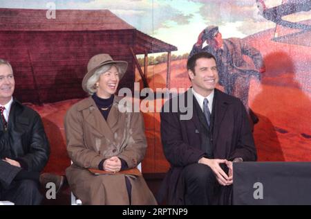 North Carolina Gouverneur Mike Easley, Secretary Gale Norton und Schauspieler John Travolta, links nach rechts, bei Veranstaltungen zum hundertsten Geburtstag des ersten motorisierten Fluges, Wright Brothers National Memorial, Kill Devil Hills, North Carolina Stockfoto