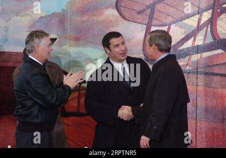 North Carolina Gouverneur Mike Easley, Schauspieler John Travolta und Präsident George Bush, links nach rechts, bei Veranstaltungen zum hundertjährigen Bestehen des ersten motorisierten Fluges, Wright Brothers National Memorial, Kill Devil Hills, North Carolina Stockfoto