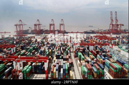 200417 -- PEKING, 17. April 2020 -- Foto aufgenommen am 17. Mai 2018 zeigt eine Containerdock des Yangshan Hafens in Shanghai, Ostchina. ZU XINHUA-SCHLAGZEILEN VOM 17. APRIL 2020. CHINA-SHANGHAI-PUDONG-30 JAHRE MIRACLECN FANGXZHE PUBLICATIONXNOTXINXCHN Stockfoto