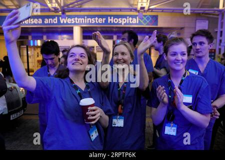 200417 -- LONDON, 17. April 2020 Xinhua -- medizinische Arbeiter applaudierten vor Chelsea und Westminster Hospital während des wöchentlichen Klatsches für den NHS National Health Service in London, Großbritannien am 16. April 2020. Foto von Tim Ireland/Xinhua BRITAIN-LONDON-COVID-19-NHS-CLAPPING PUBLICATIONxNOTxINxCHN Stockfoto