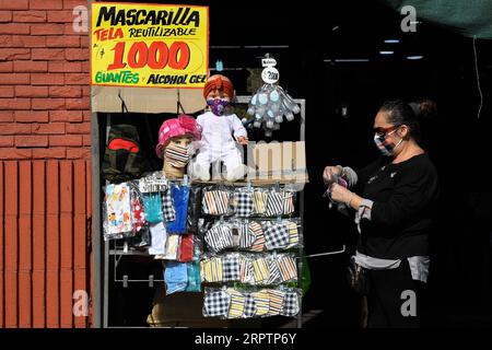 200417 -- SANTIAGO, 17. April 2020 Xinhua -- Ein Verkäufer verkauft Gesichtsmasken auf einem Markt in Santiago, Chile, 16. April 2020. Chile hat strenge Maßnahmen zur Eindämmung des Virus ergriffen, darunter die Einführung einer nächtlichen Ausgangssperre, die Aussetzung von Klassen, die Schließung nicht unbedingt notwendiger Unternehmen und die Vorschrift der Verwendung von Gesichtsmasken in allen öffentlichen Verkehrsmitteln. Foto von Jorge Villegas/Xinhua CHILE-SANTIAGO-COVID-19-MEASURES PUBLICATIONxNOTxINxCHN Stockfoto