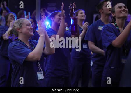 200417 -- LONDON, 17. April 2020 Xinhua -- medizinische Arbeiter applaudierten vor Chelsea und Westminster Hospital während des wöchentlichen Klatsches für den NHS National Health Service in London, Großbritannien am 16. April 2020. Foto von Tim Ireland/Xinhua BRITAIN-LONDON-COVID-19-NHS-CLAPPING PUBLICATIONxNOTxINxCHN Stockfoto