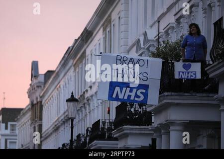 200417 -- LONDON, 17. April 2020 Xinhua -- Eine Person hängt ein Banner, das Mitarbeitern des NHS National Health Service vor Chelsea und Westminster Hospital vor dem wöchentlichen Klatsch für den NHS in London, Großbritannien am 16. April 2020 dankt. Foto von Tim Ireland/Xinhua BRITAIN-LONDON-COVID-19-NHS-CLAPPING PUBLICATIONxNOTxINxCHN Stockfoto